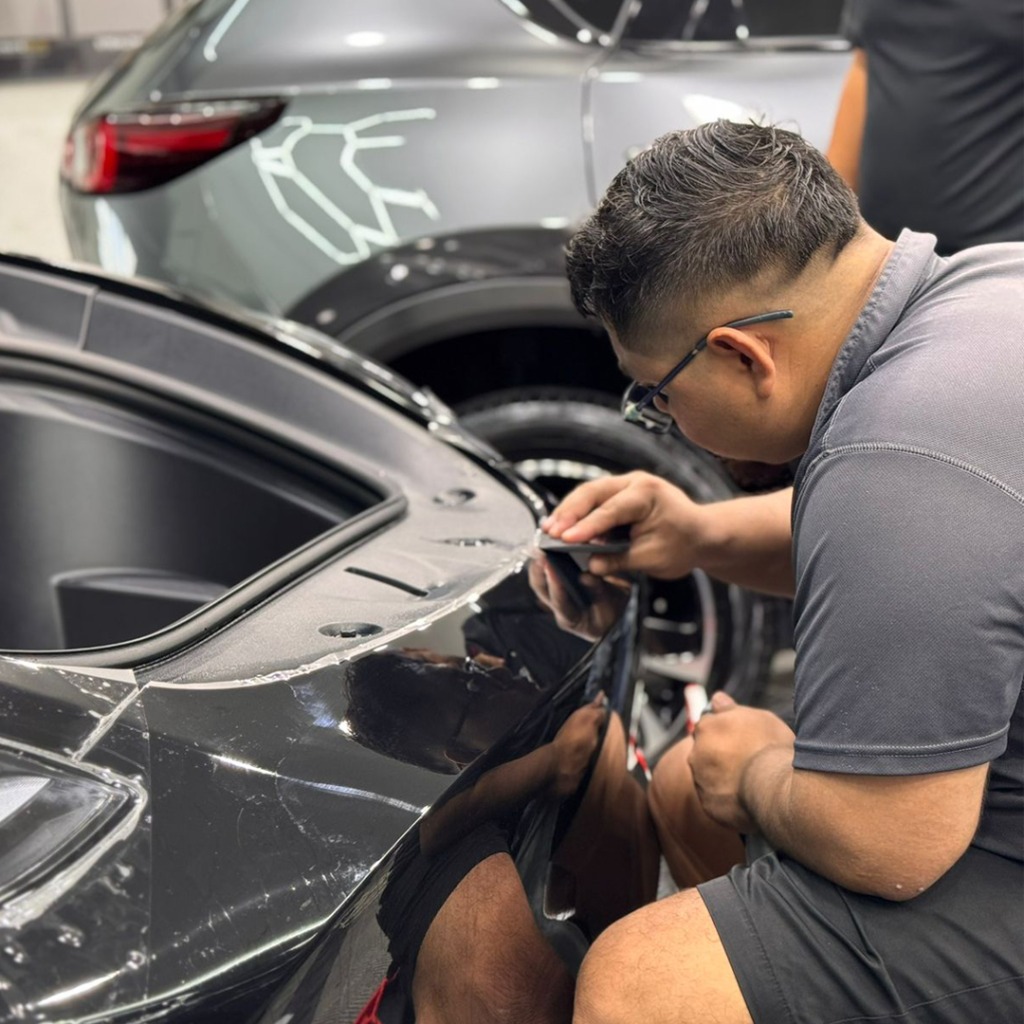 Instructor con vehículo de lujo